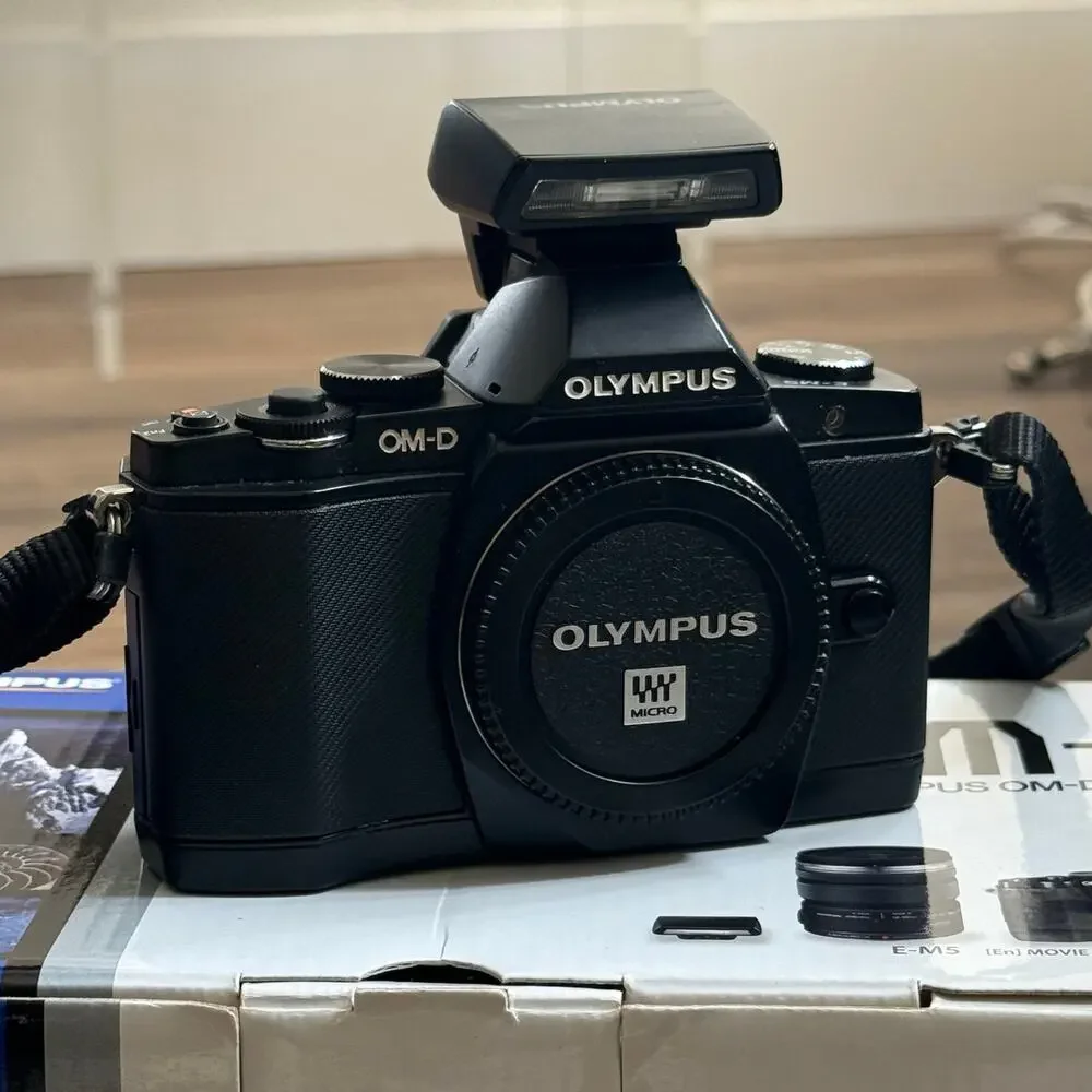 OLYMPUS OM-D E-M5 16MP DIGITAL CAMERA BODY FLASH BATTERIES CHARGER OG BOX